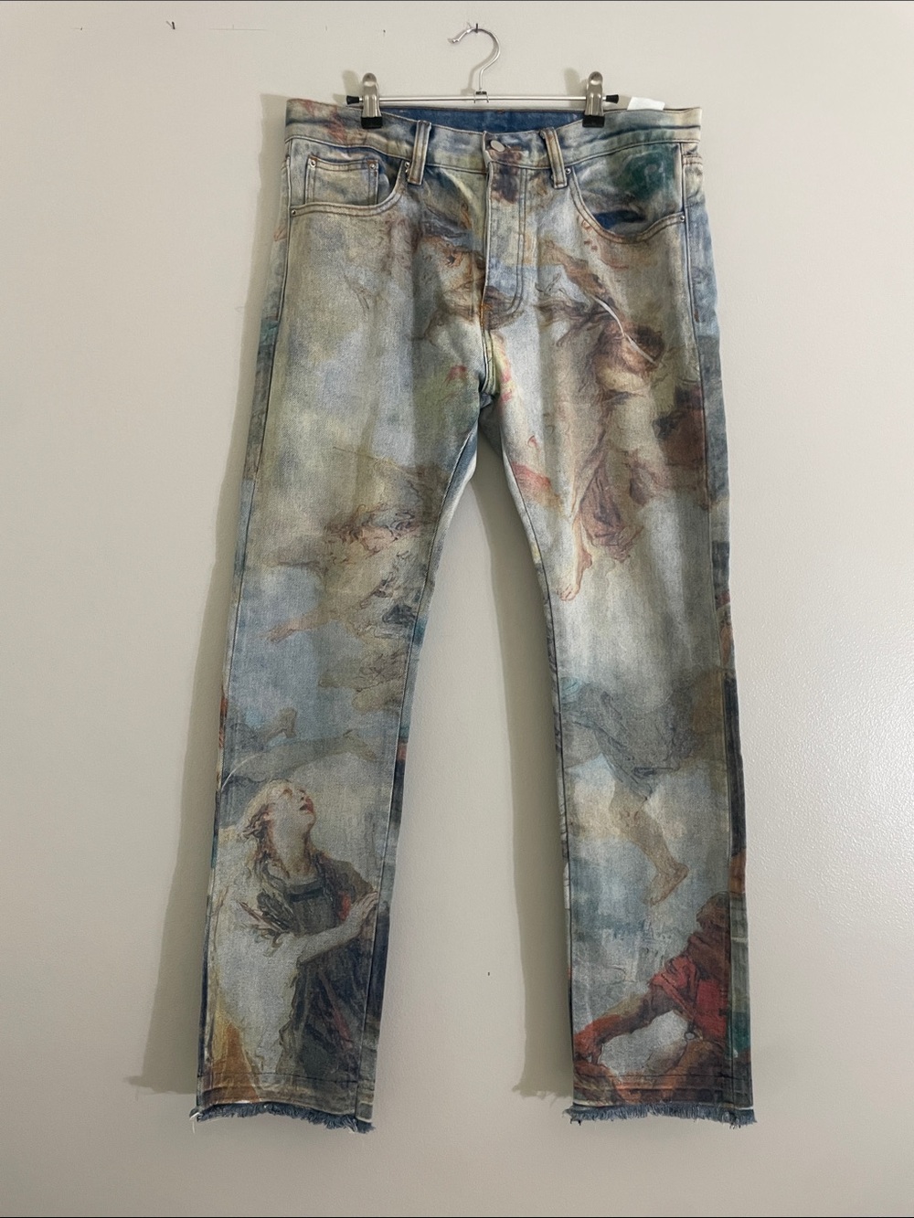 MNML Men’s Painted-Print Slim Straight Jeans in Faded Blue and Cream - Picture 6 of 14